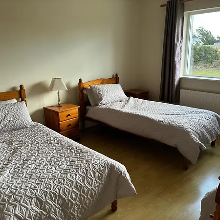 Comfortable Home, Close To Kilmore Quay Bridgetown (Wexford)